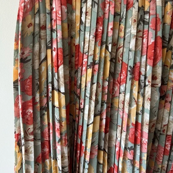 Floral dress with flutter sleeve and pleated skirt - Picture 3 of 9